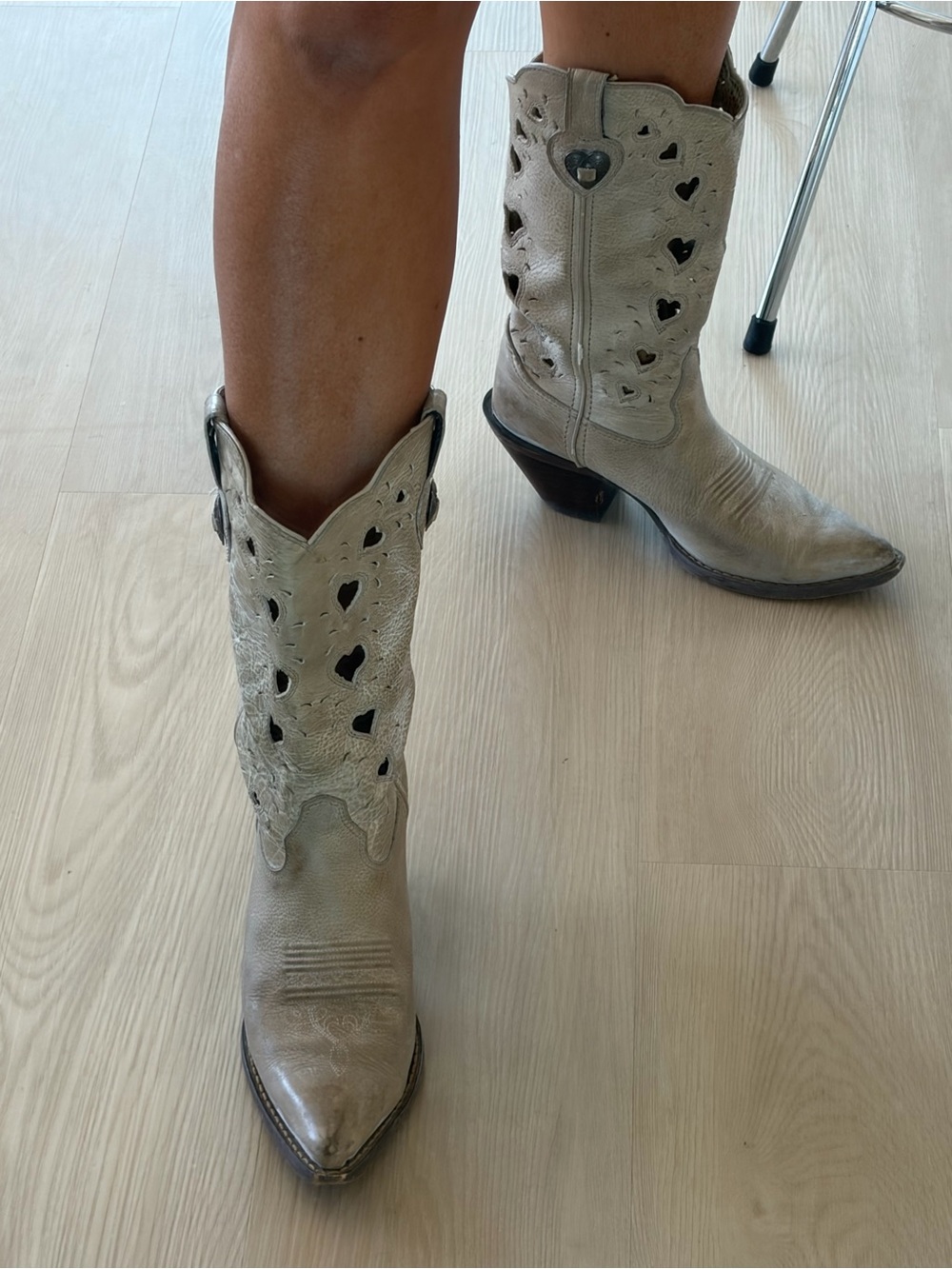 Durango leather cut-out heart 🩷 rustic distressed cowboy boots size 6.5